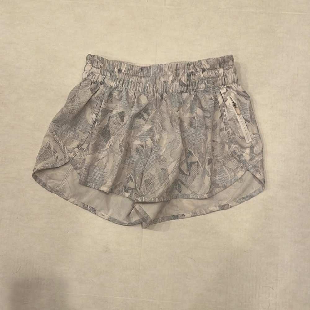 Lululemon white and gray pattern hotty hot shorts
